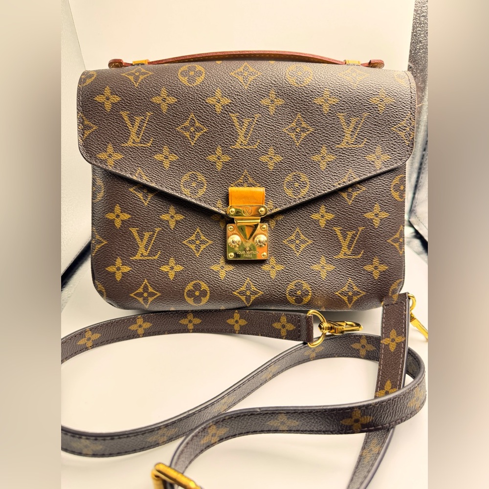 SOLD‼️Authentic Louis Vuitton Métis leather handbag